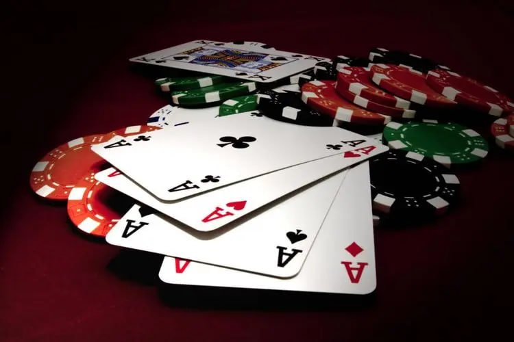 Meja blackjack langsung dengan dealer profesional